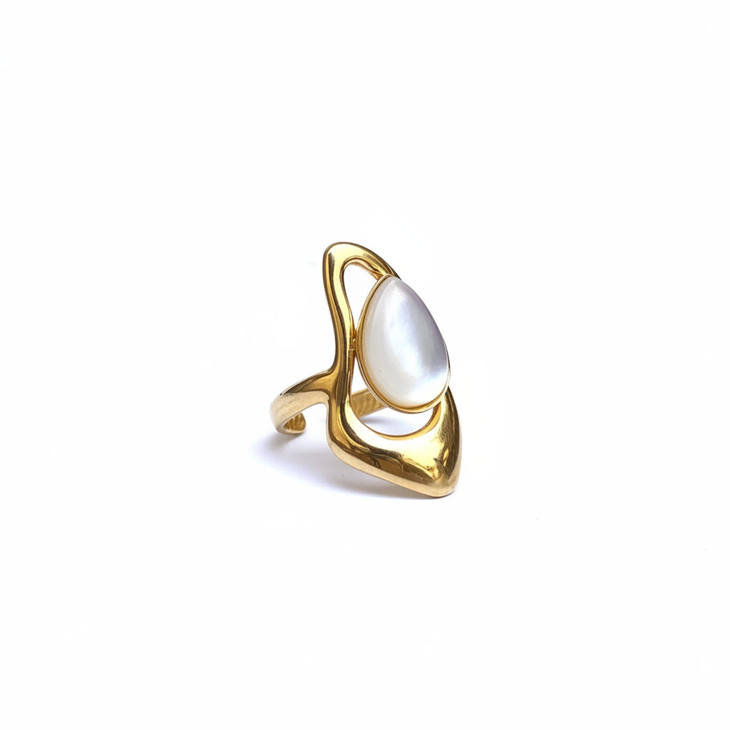 Bague dorée nacre goutte trois-quarts fond blanc