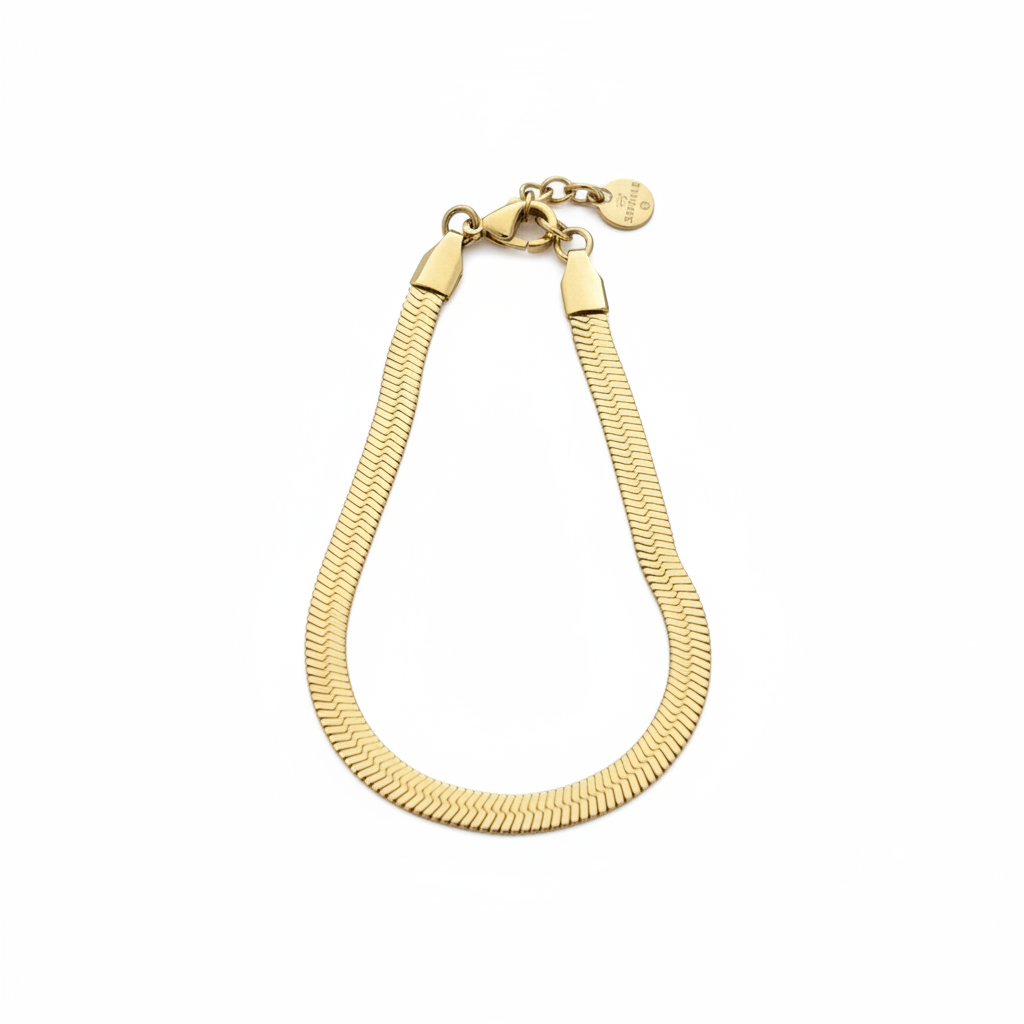Bracelet chaîne plate dorée fond blanc - détail fermoir