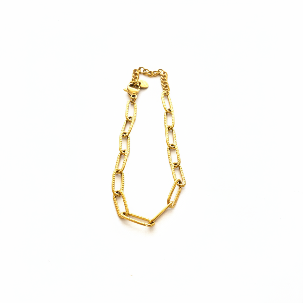 Bracelet paperclip texturé doré flat lay fond blanc