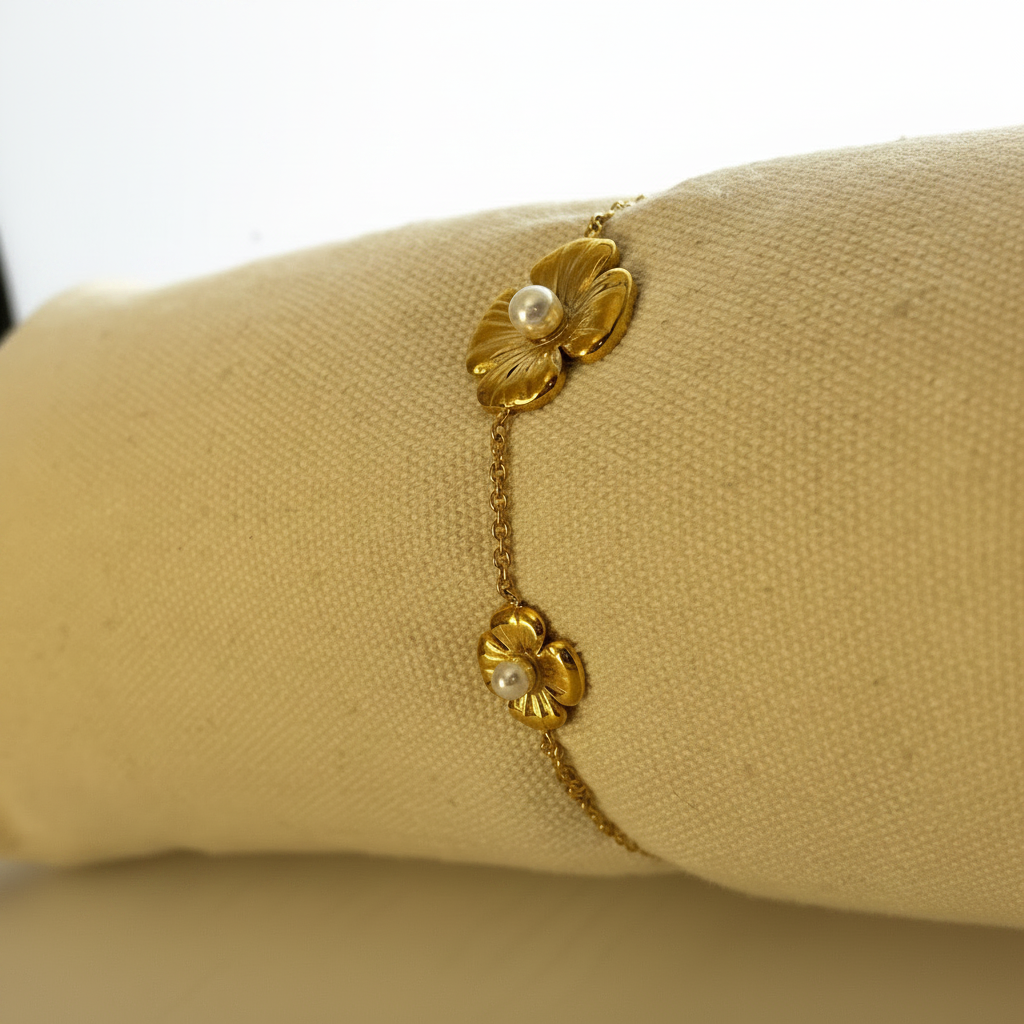 Bracelet fleurs dorées perles - gros plan fond blanc